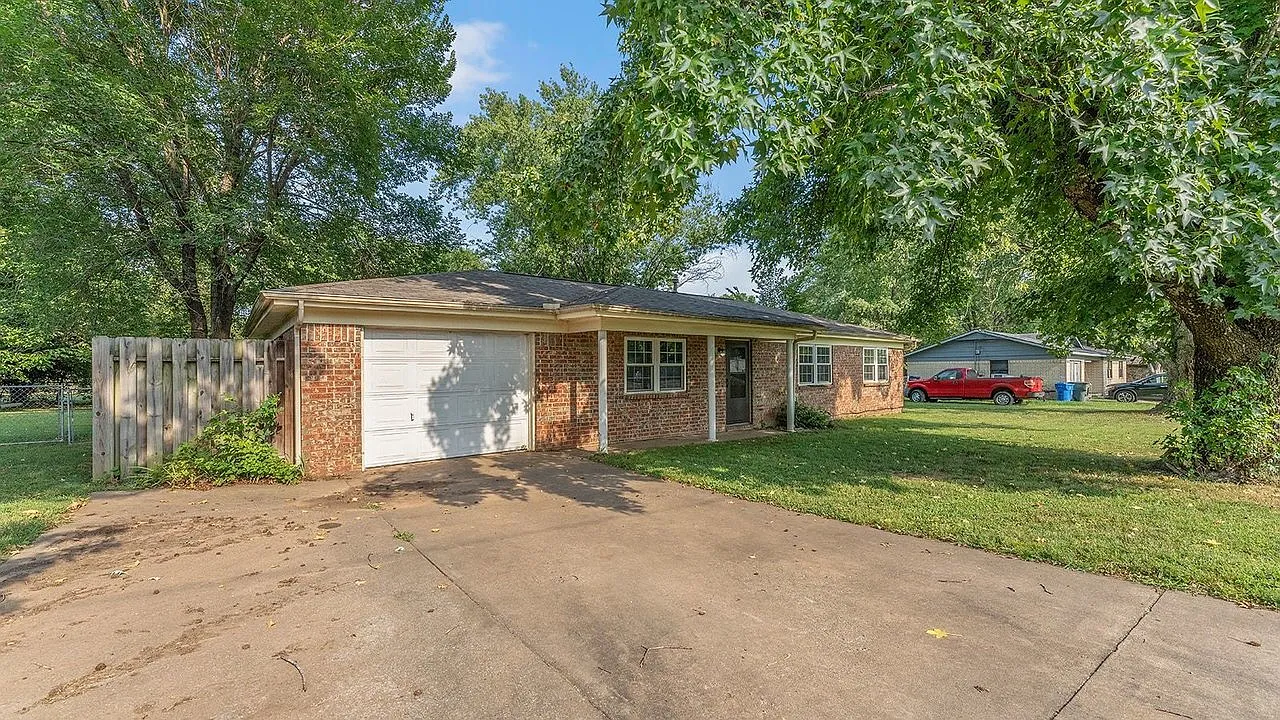 3 bed, 2.0 bath, 1360 sqft, $1,645 — Photo 2
