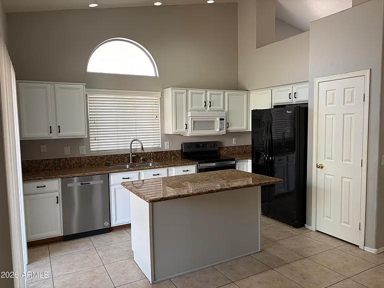 1660 E Gary Dr — Photo 2