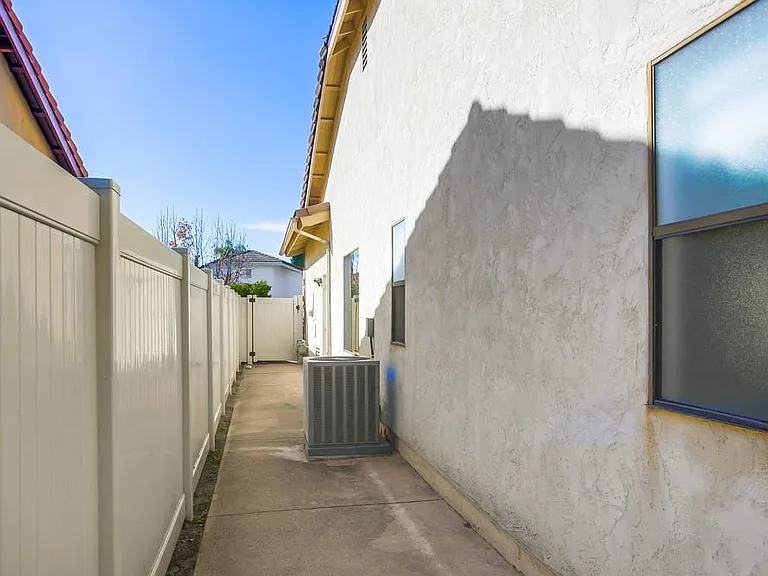18397 Camberwell Ln — Photo 57