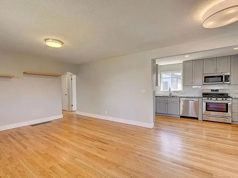 5190 E 33rd Ave — Photo 5