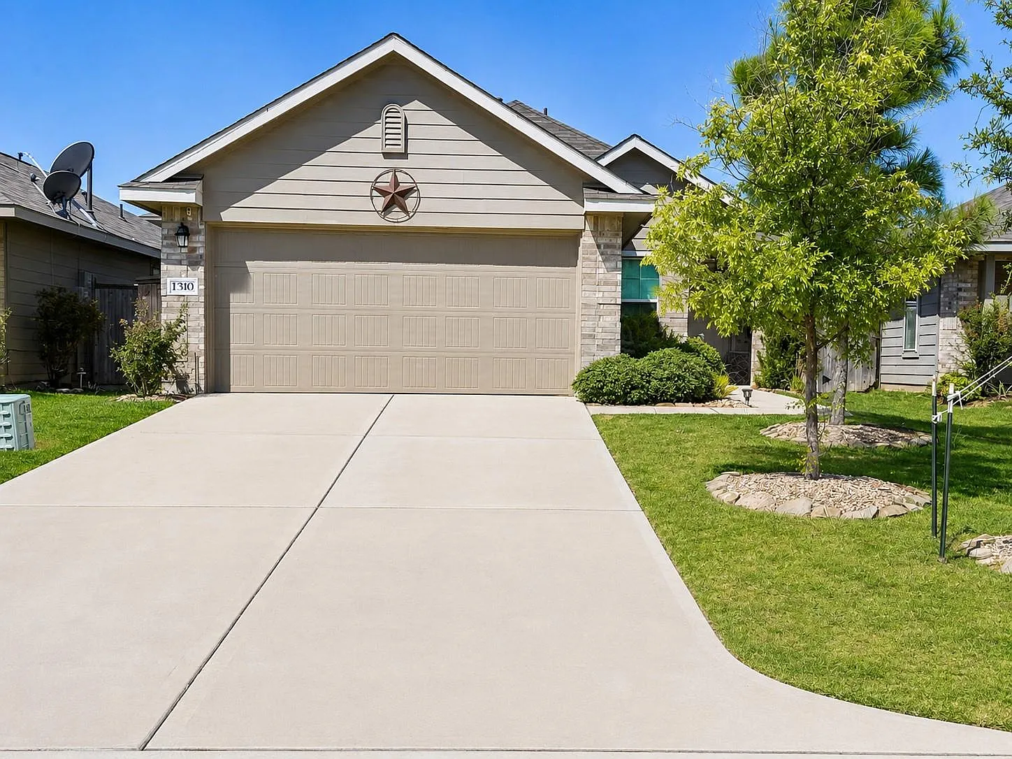 3 bed, 2.0 bath, 1200 sqft, $1,900 — Photo 1