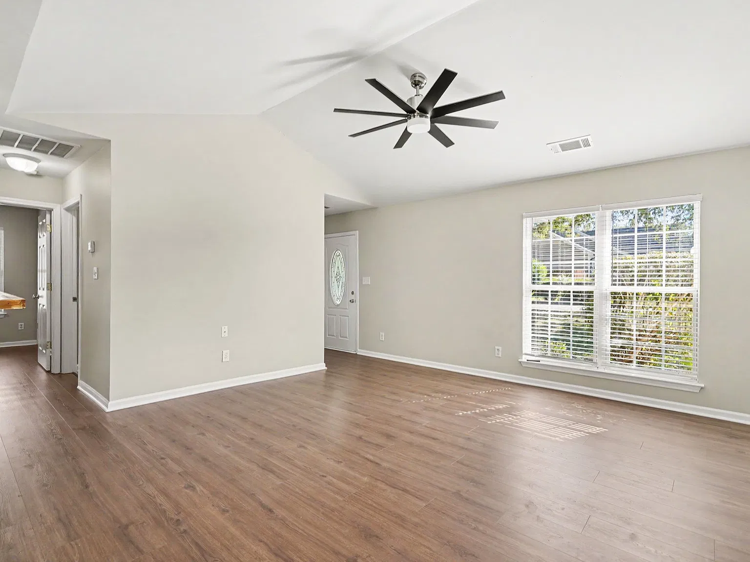 3 bed, 1112 sqft, $1,805 — Photo 2
