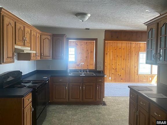 4th image of 636 Foster St