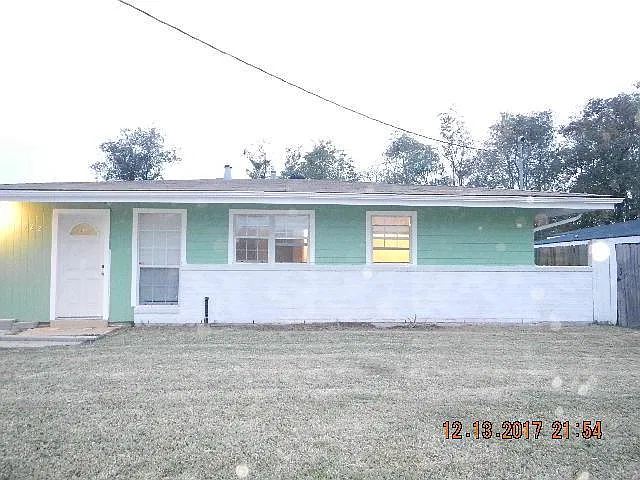 3 bed, 1.0 bath, 1200 sqft, $1,300 — Photo 1