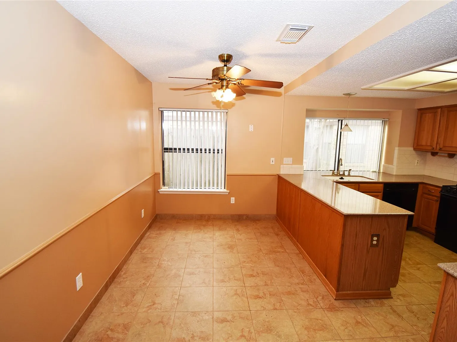 3 bed, 2.0 bath, 1838 sqft, $2,100 — Photo 4