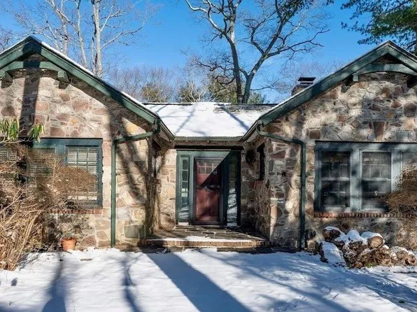 31 Hillside Road, Stony Brook, NY 11790