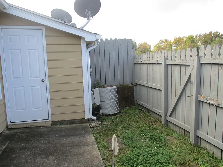 1431 Bailey Cir — Photo 11