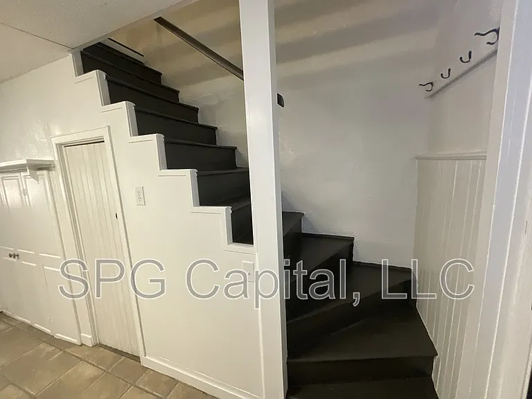 330 W King St — Photo 6