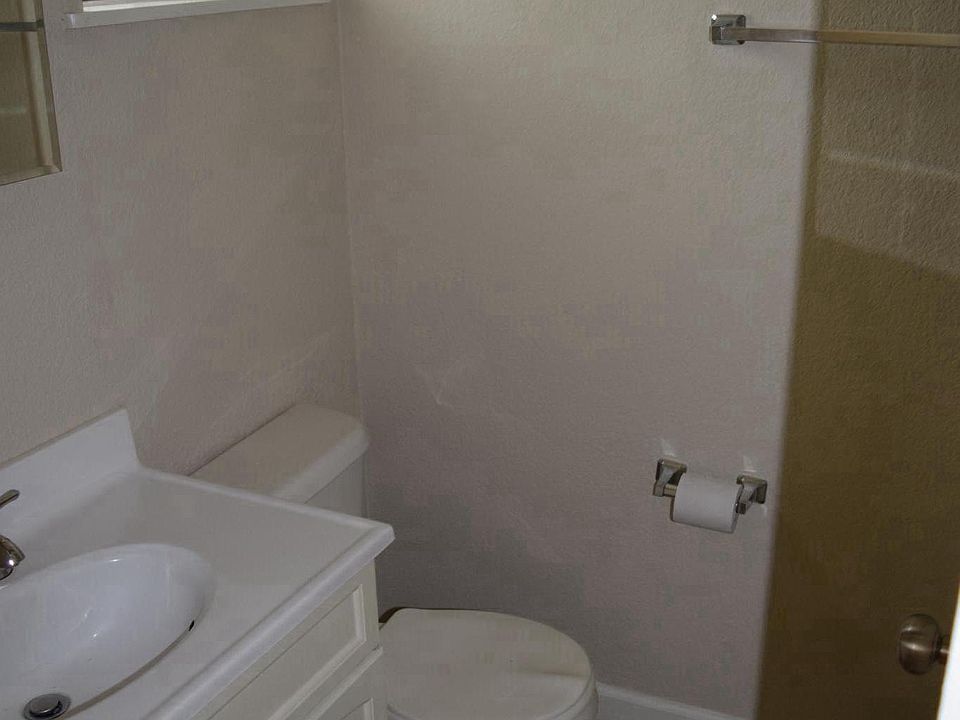 2nd image of 111 6th St APT 5