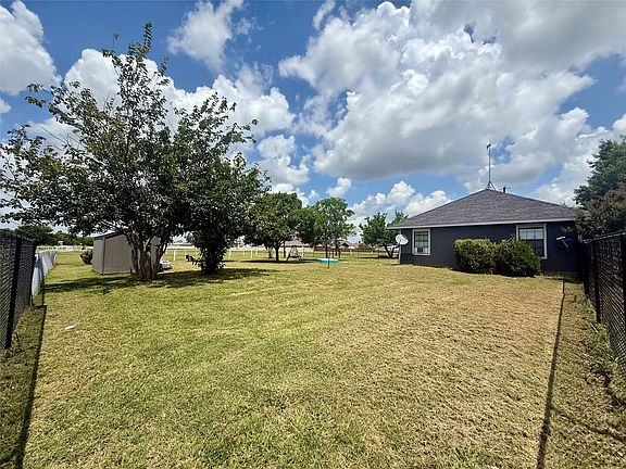 2nd image of 402 Lloyds Ln