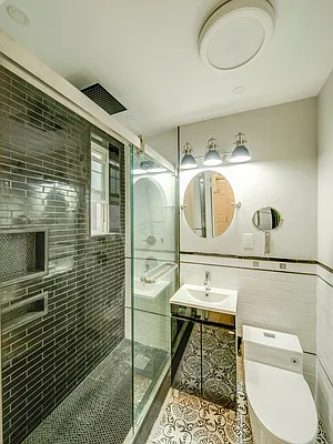 Rented by Bouklis Group | media 18