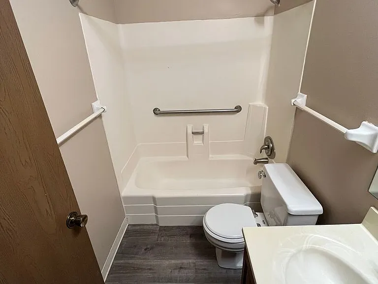 Oakridge Apartments — Photo 37