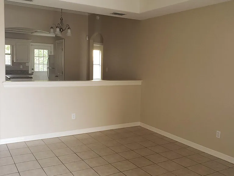 2001 Treasure Oaks Dr — Photo 3