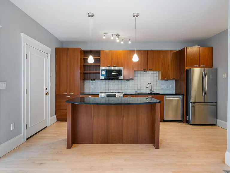 618-620 E 3rd St #1 — Photo 7
