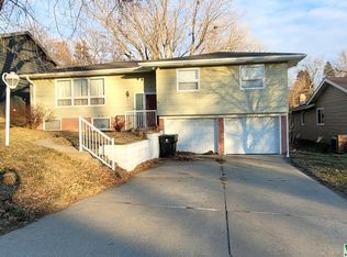 3244 Viking Dr, Sioux City, IA 51104