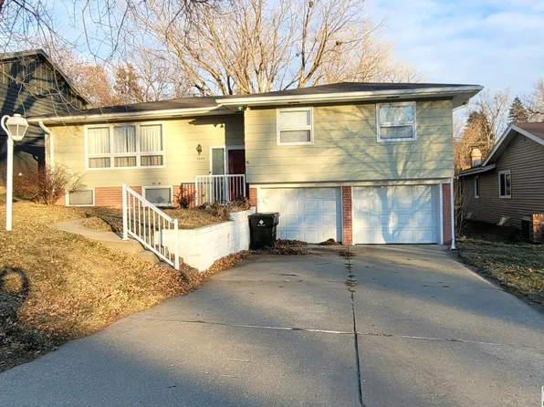 3244 Viking Dr, Sioux City, IA 51104