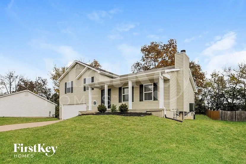 3 bed, 2.0 bath, 1400 sqft, $2,000 — Photo 2