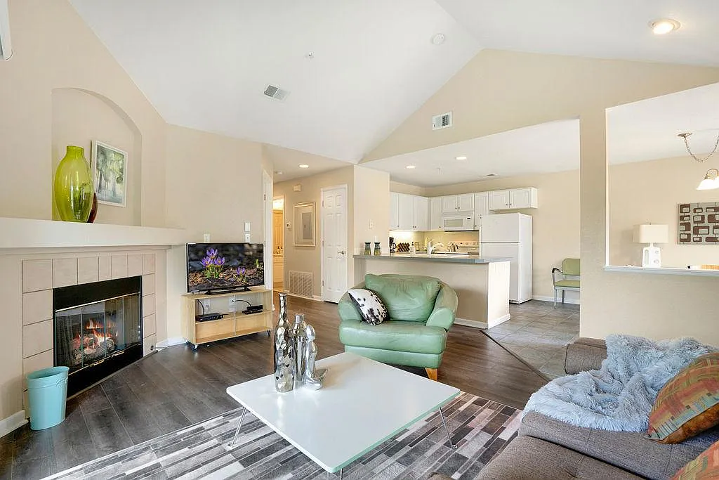 2 bed, 1012 sqft, $2,900 — Photo 4