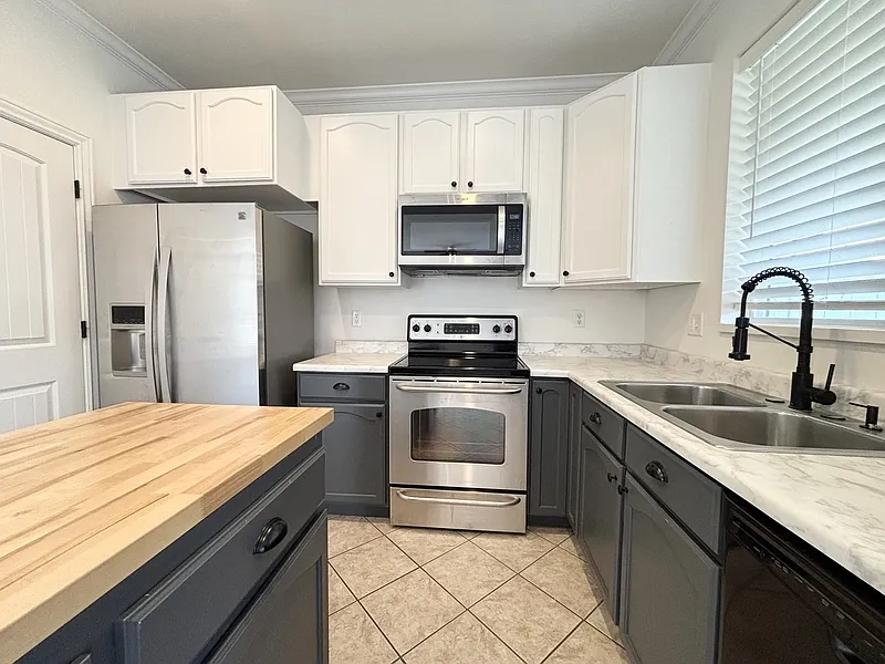 3 bed, 2.5 bath, 1321 sqft, $2,350 — Photo 3