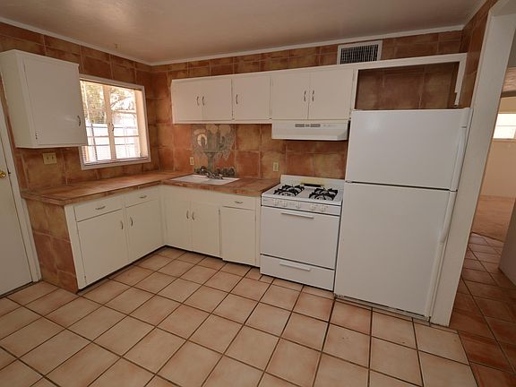 3rd image of 3520 E Monte Vista Dr