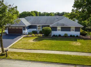 637 W End Rd, Roselle, IL 60172