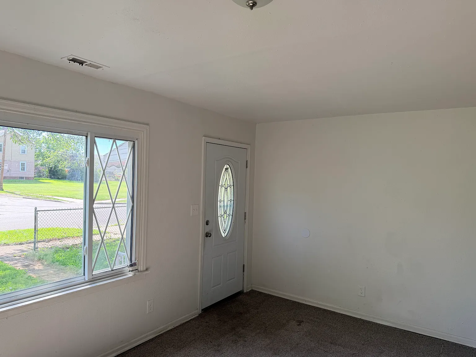 3 bed, 845 sqft, $975 — Photo 2