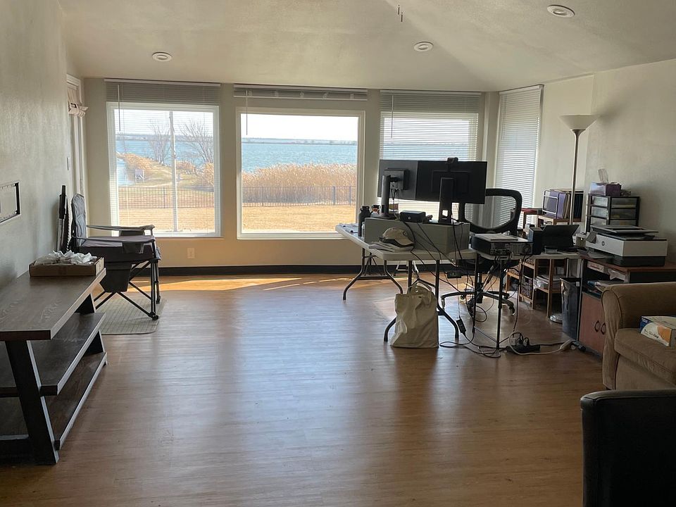 Can you see the water? The high ceiling.
Do you work from home? Note the desk by the windows. So relaxing to your computer eyes!