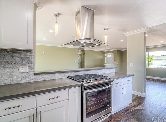 Gorgeous Kitchen : Quartz Counter tops, glass tile back splash