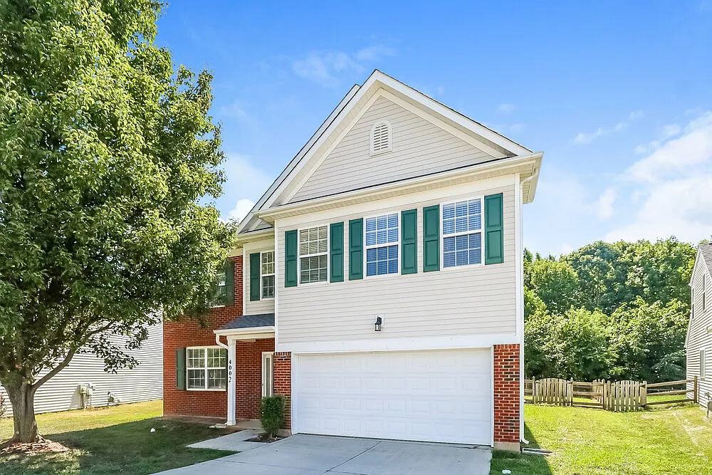 4 bed, 2.5 bath, 2516 sqft, $2,295 — Photo 4