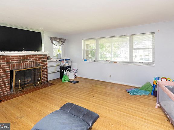 3rd image of 357 Nassau Ave