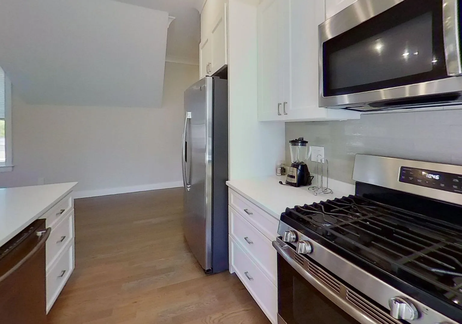 Avl 9/1/26 Allston 3BR/3BA with laundry in unit, AC — Photo 1