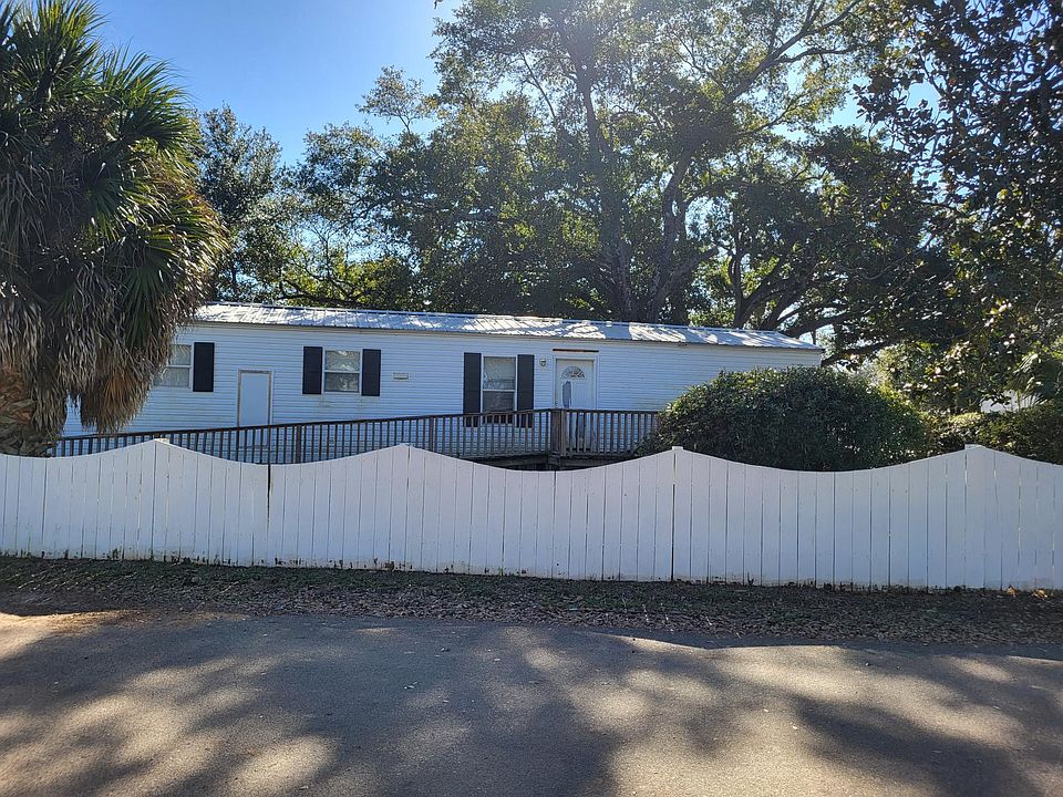Front of home worh fenced in yard