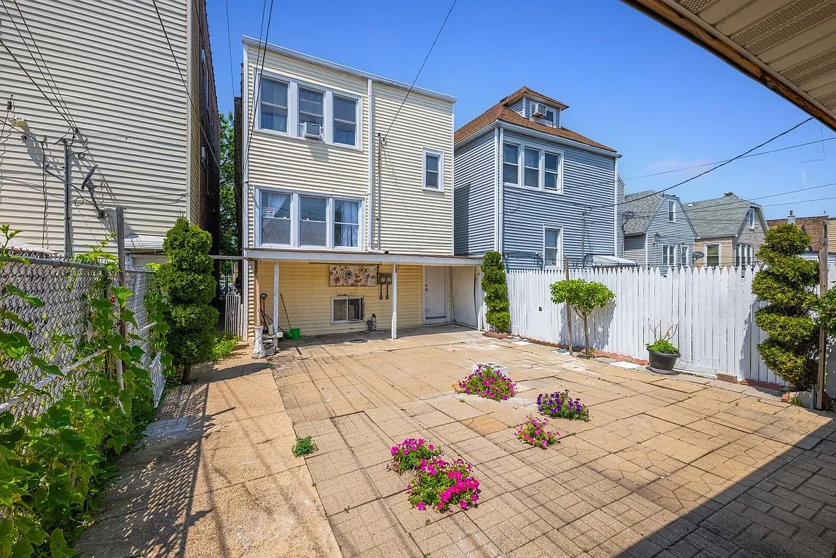 2 bed, 1.0 bath, 220 sqft, $1,700 — Photo 2