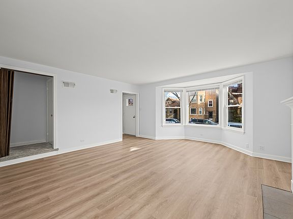 4th image of 5846 N Rockwell St