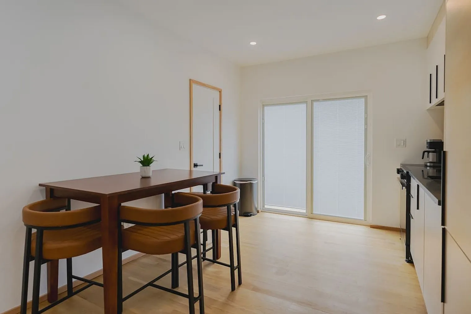 1 bed, 1.0 bath, $2,317 — Photo 2