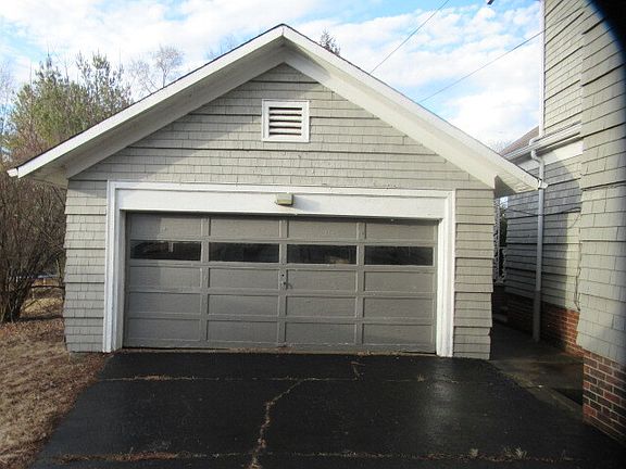 4th image of 856 E Washington St