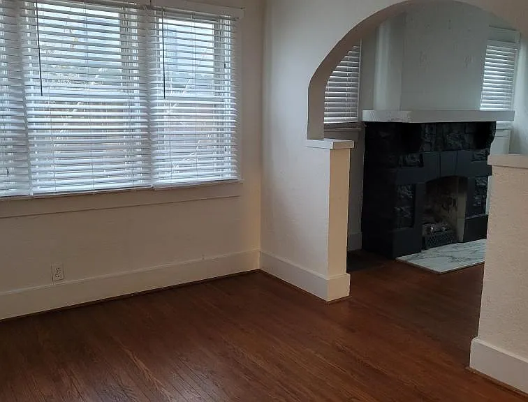 1004 Gillock St — Photo 18