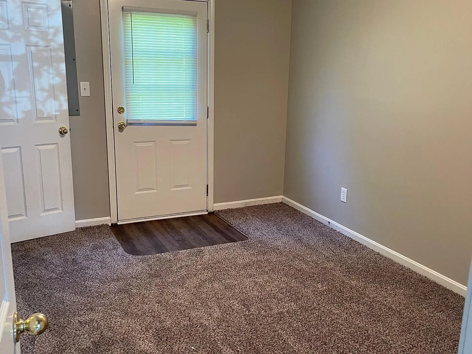 1100 Horsemans Ln — Photo 3