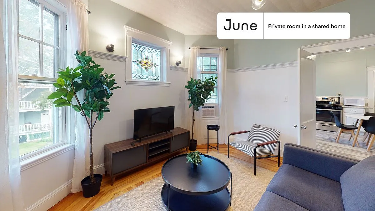 Queen bedroom in 4 bed/1 bath home in Dorchester Center #568 D — Photo 4