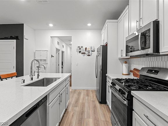 5th image of 9715 Pacific Pine St