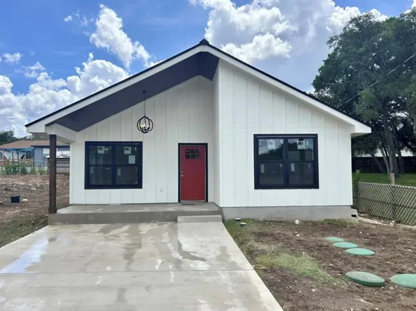 1127 Greenhill Dr, Canyon Lake, TX 78133
