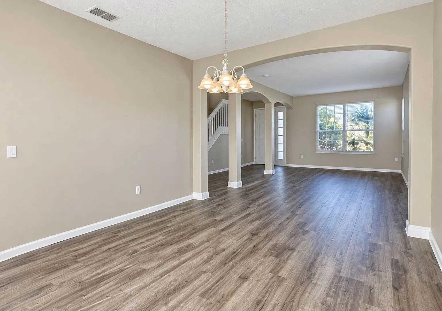 Spacious 4 Bedroom Pool Home with Loft and 2-Car Garage Orlando — Photo 3