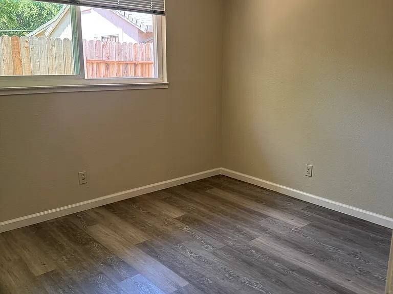 3019 32nd Ave — Photo 5