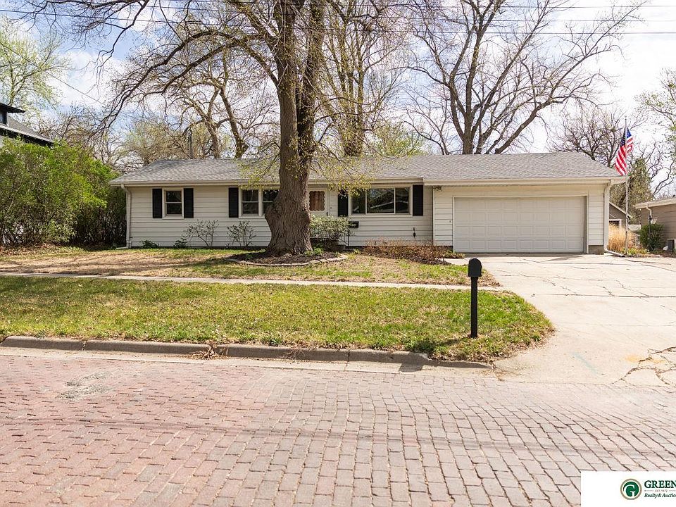 1st image of 634 E 9th St
