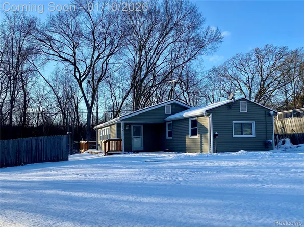 2045 Birch St, Hartland, MI 48353