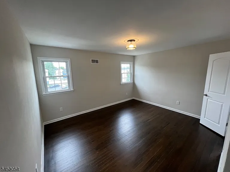 1006 Gifford Ct — Photo 7