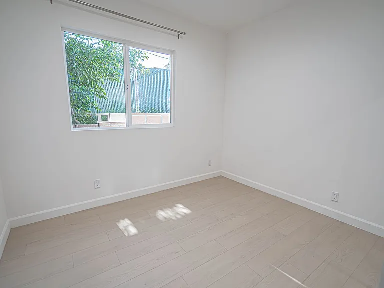10941 Amestoy Ave — Photo 15