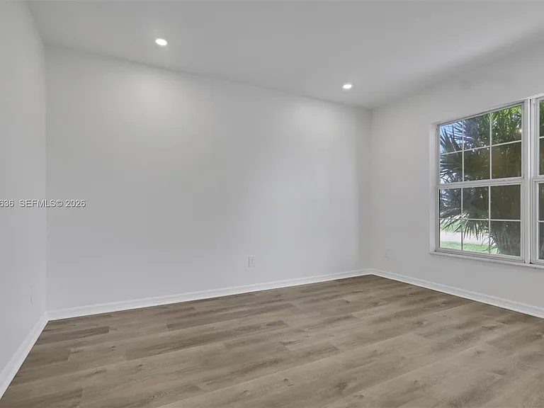 1807 NE 28th St — Photo 15