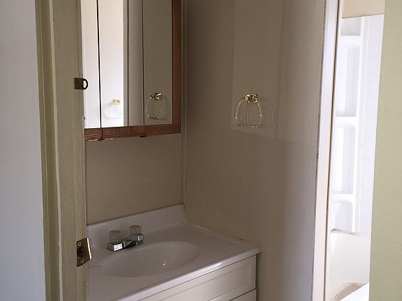 5th image of 386 Geneva Dr