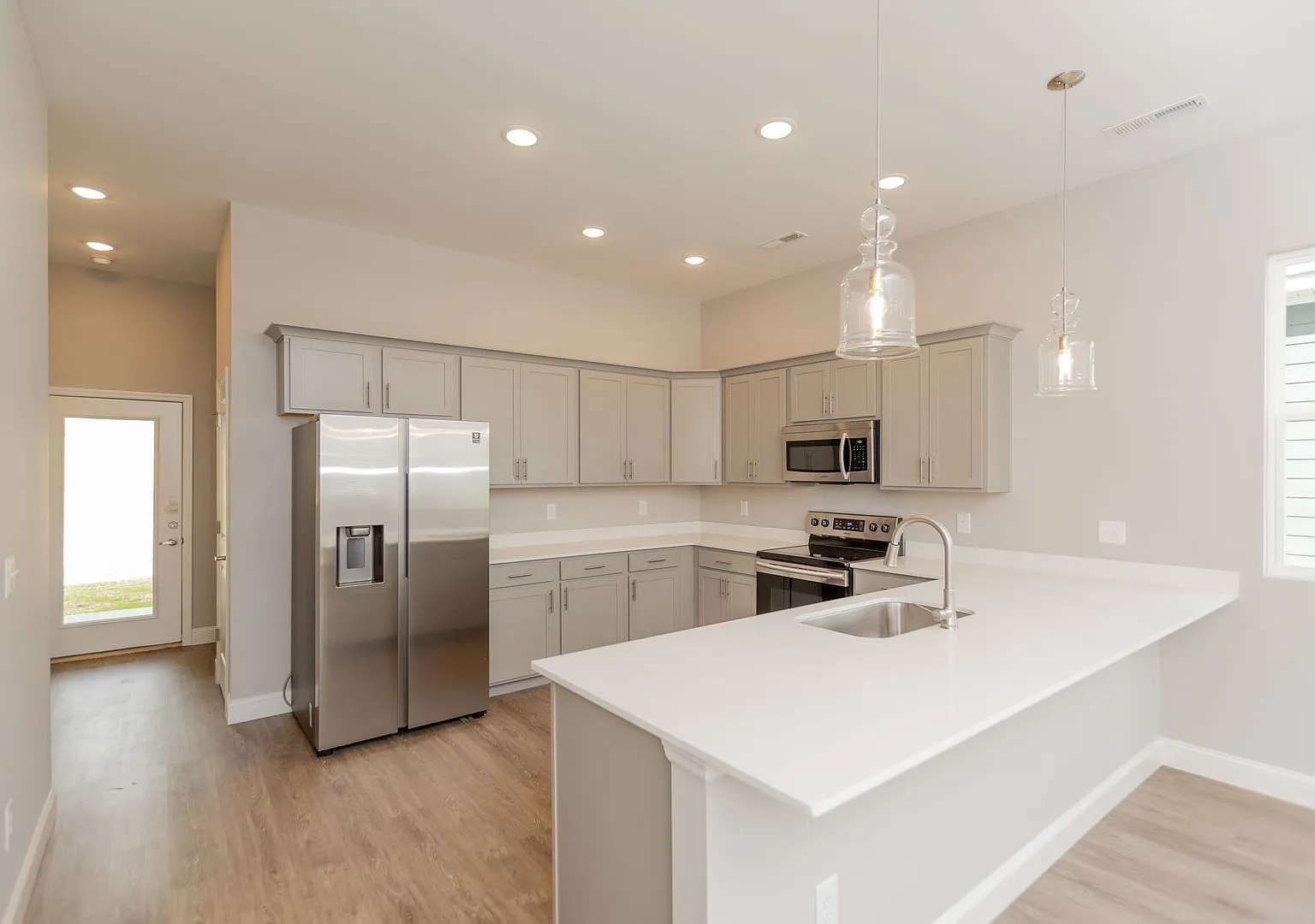 Modern 4 Bedroom Home in Red Bank — Photo 1
